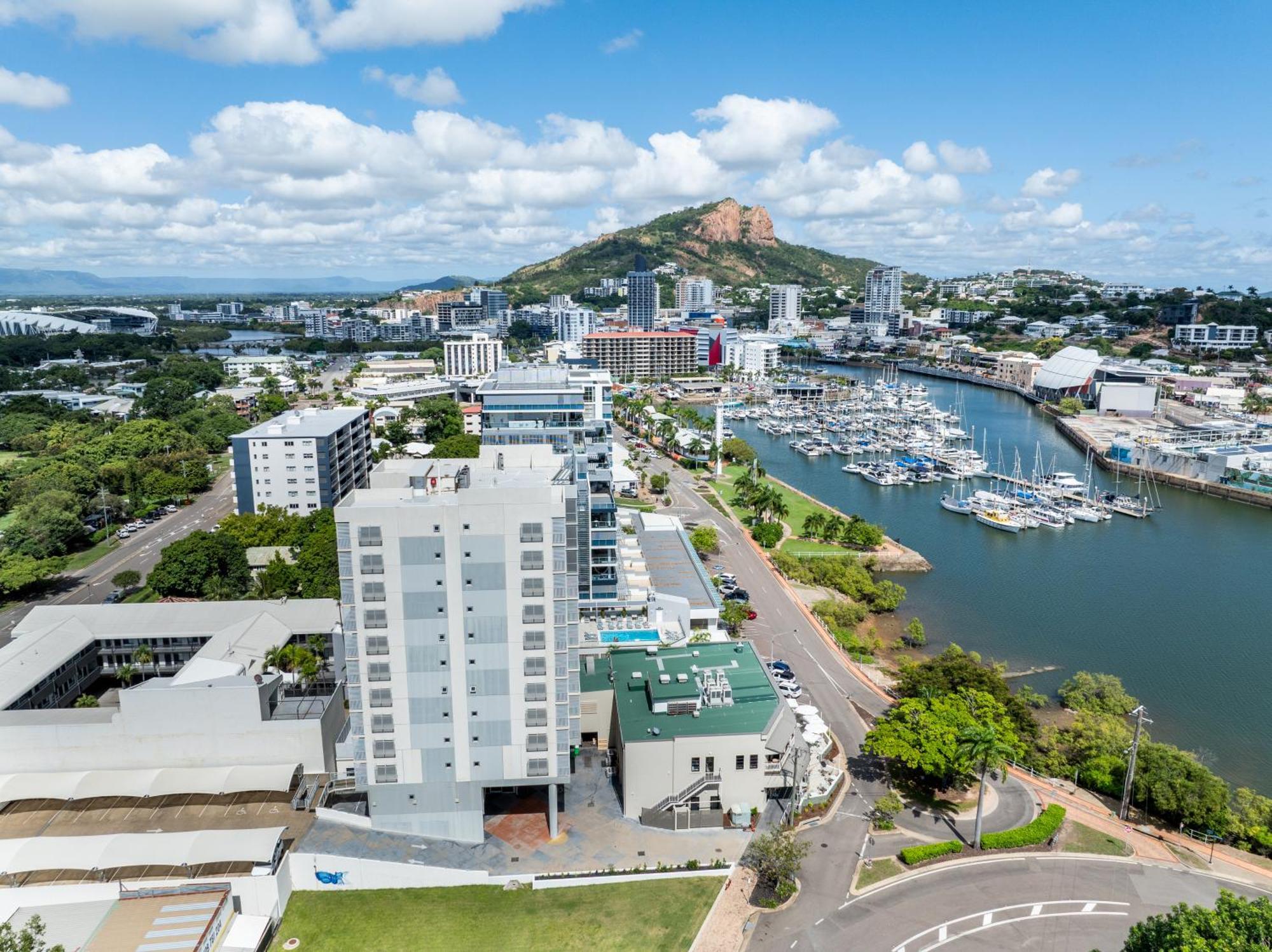 Oaks Townsville Metropole Hotel Exterior foto