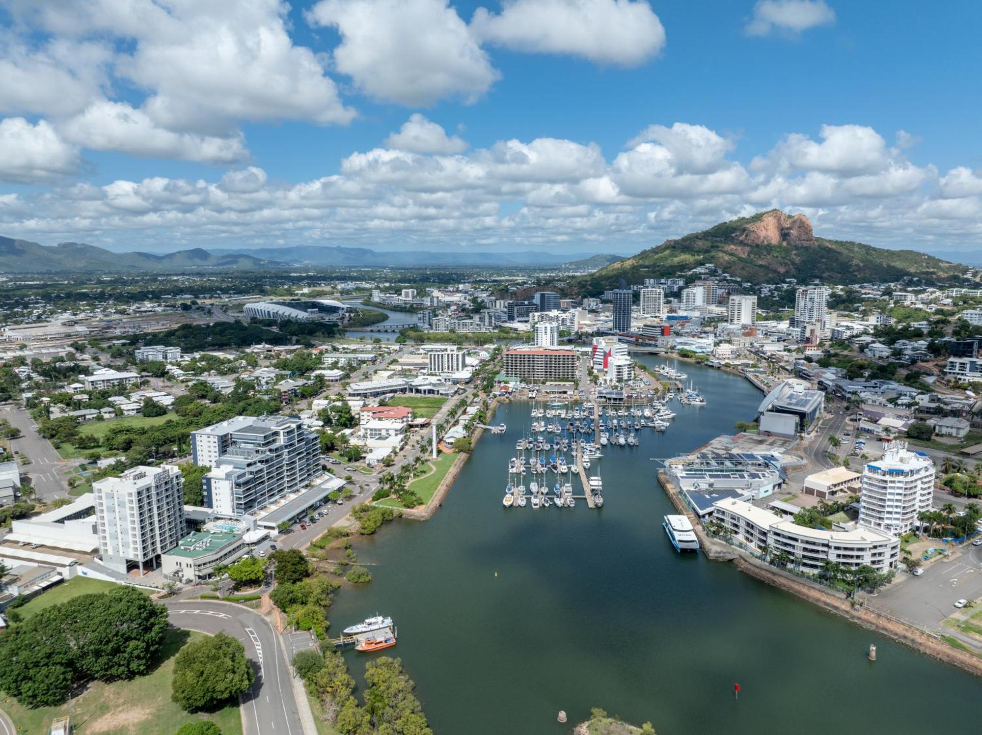 Oaks Townsville Metropole Hotel Exterior foto