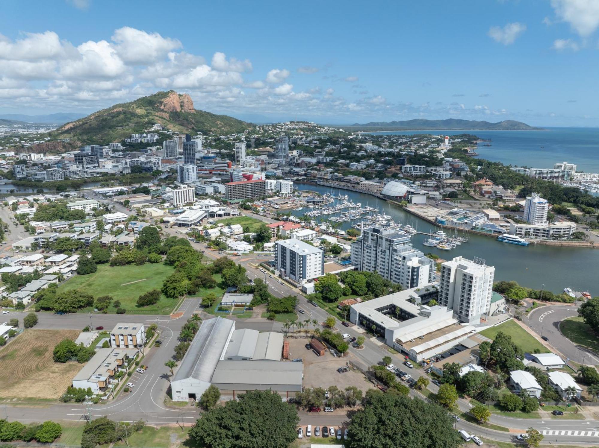 Oaks Townsville Metropole Hotel Exterior foto