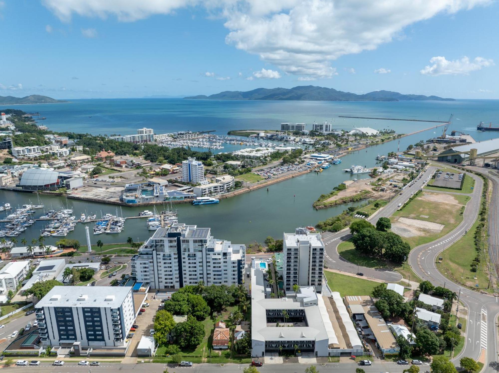 Oaks Townsville Metropole Hotel Exterior foto