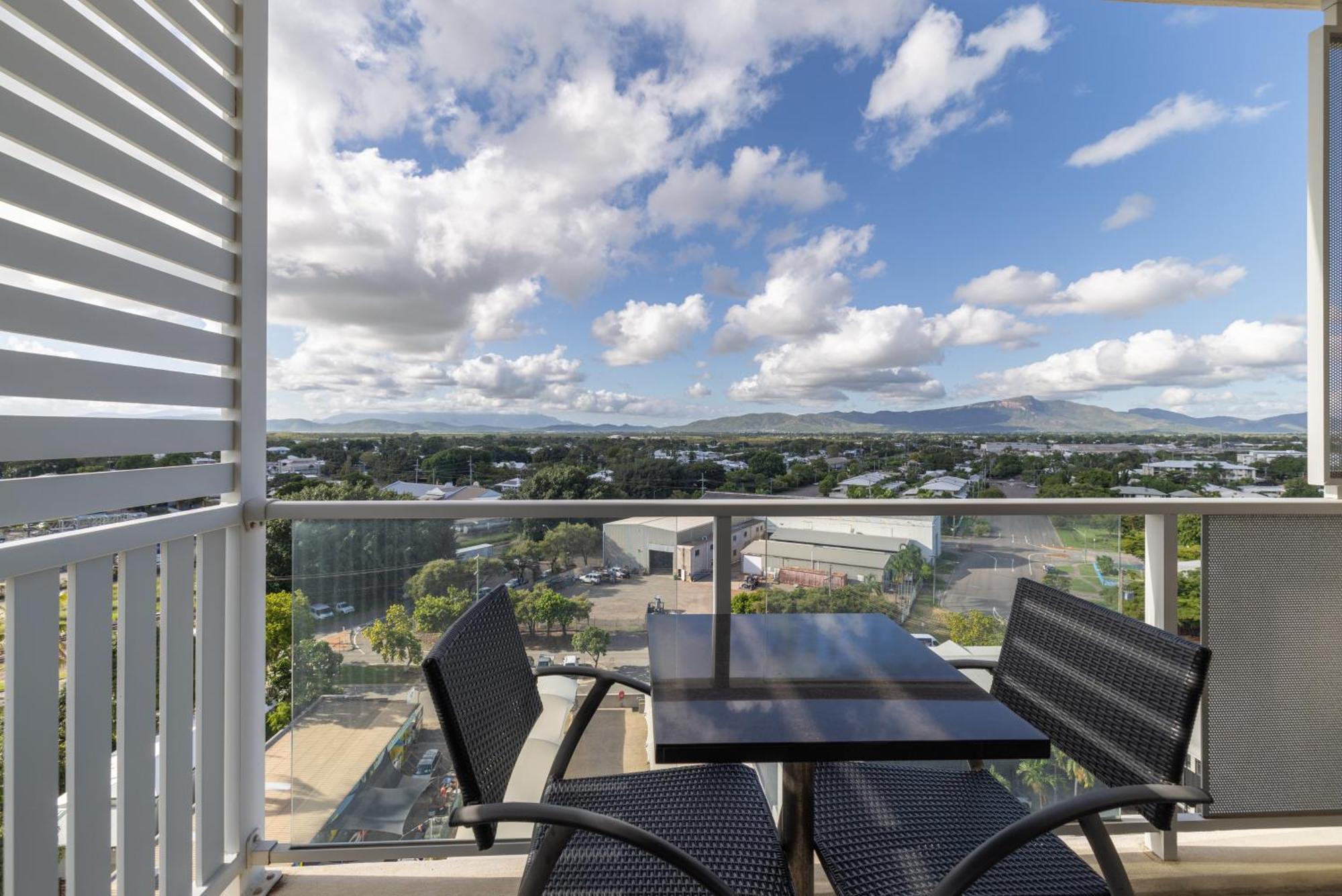 Oaks Townsville Metropole Hotel Exterior foto