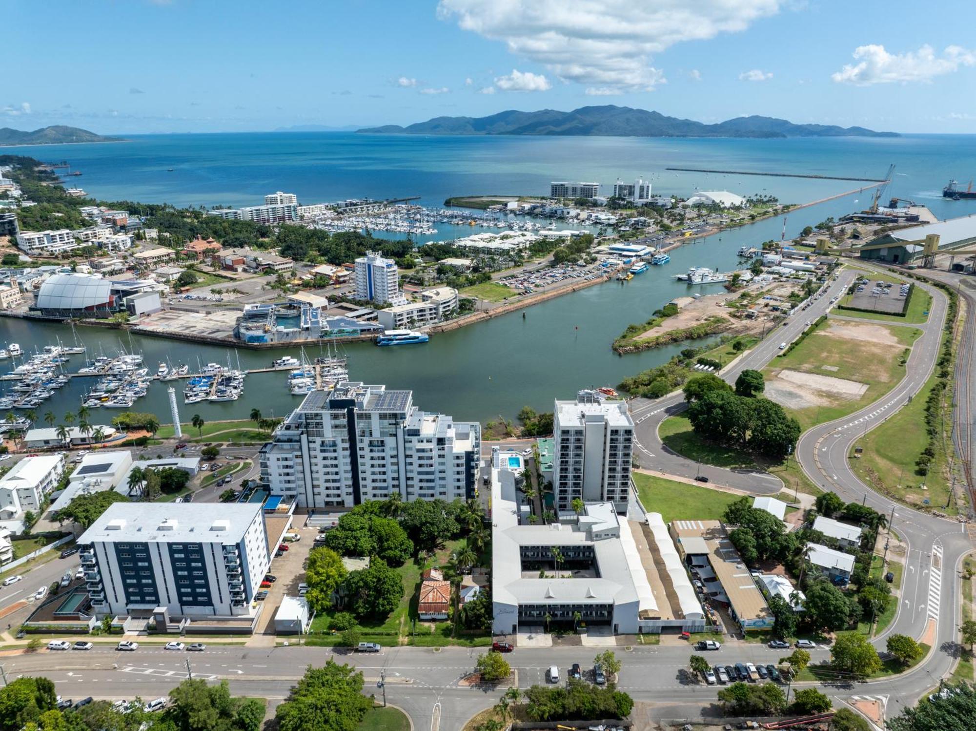 Oaks Townsville Metropole Hotel Exterior foto