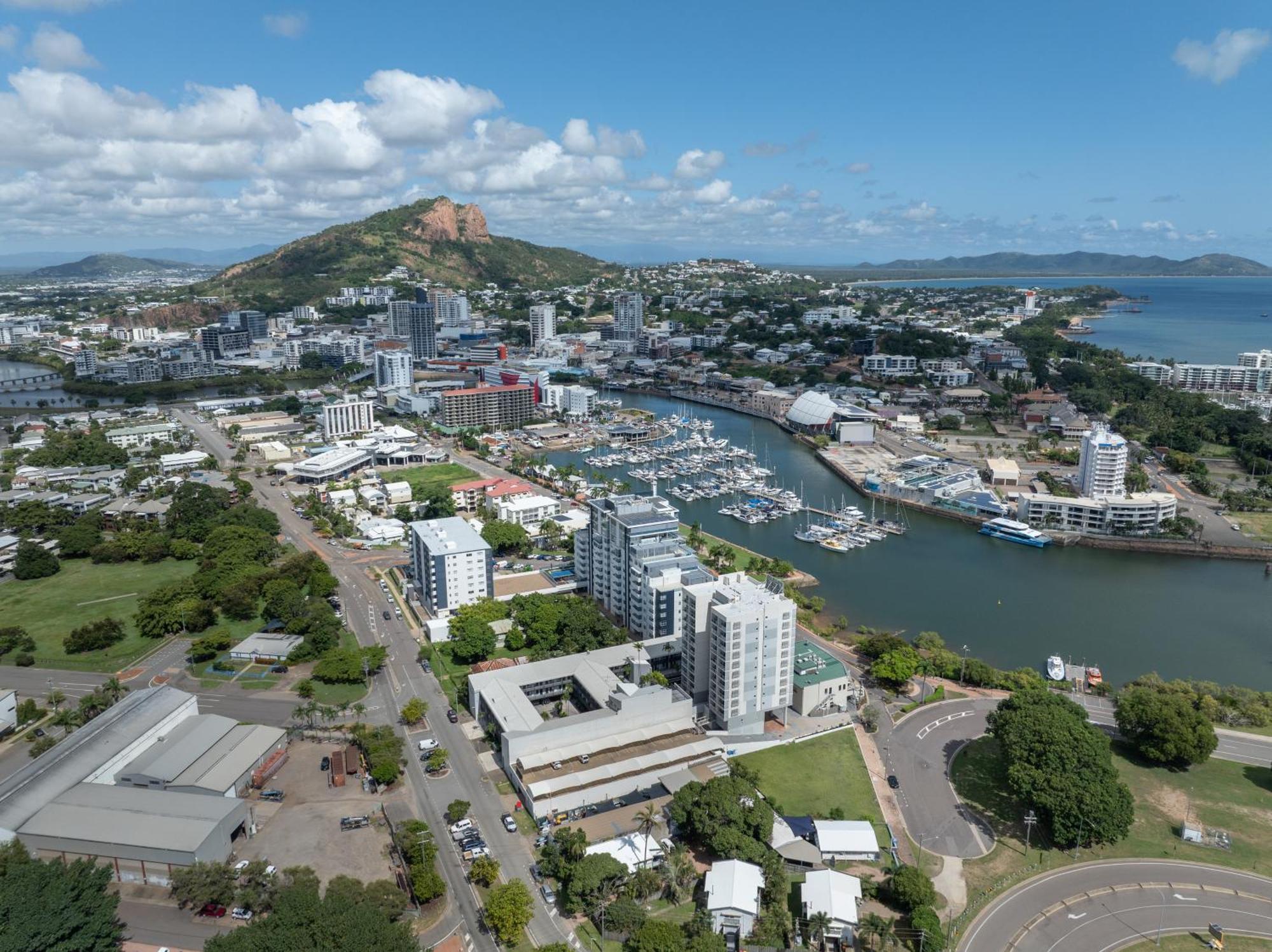 Oaks Townsville Metropole Hotel Exterior foto